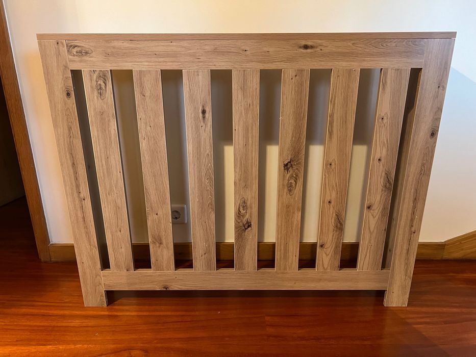 Cobertura de radiador em madeira