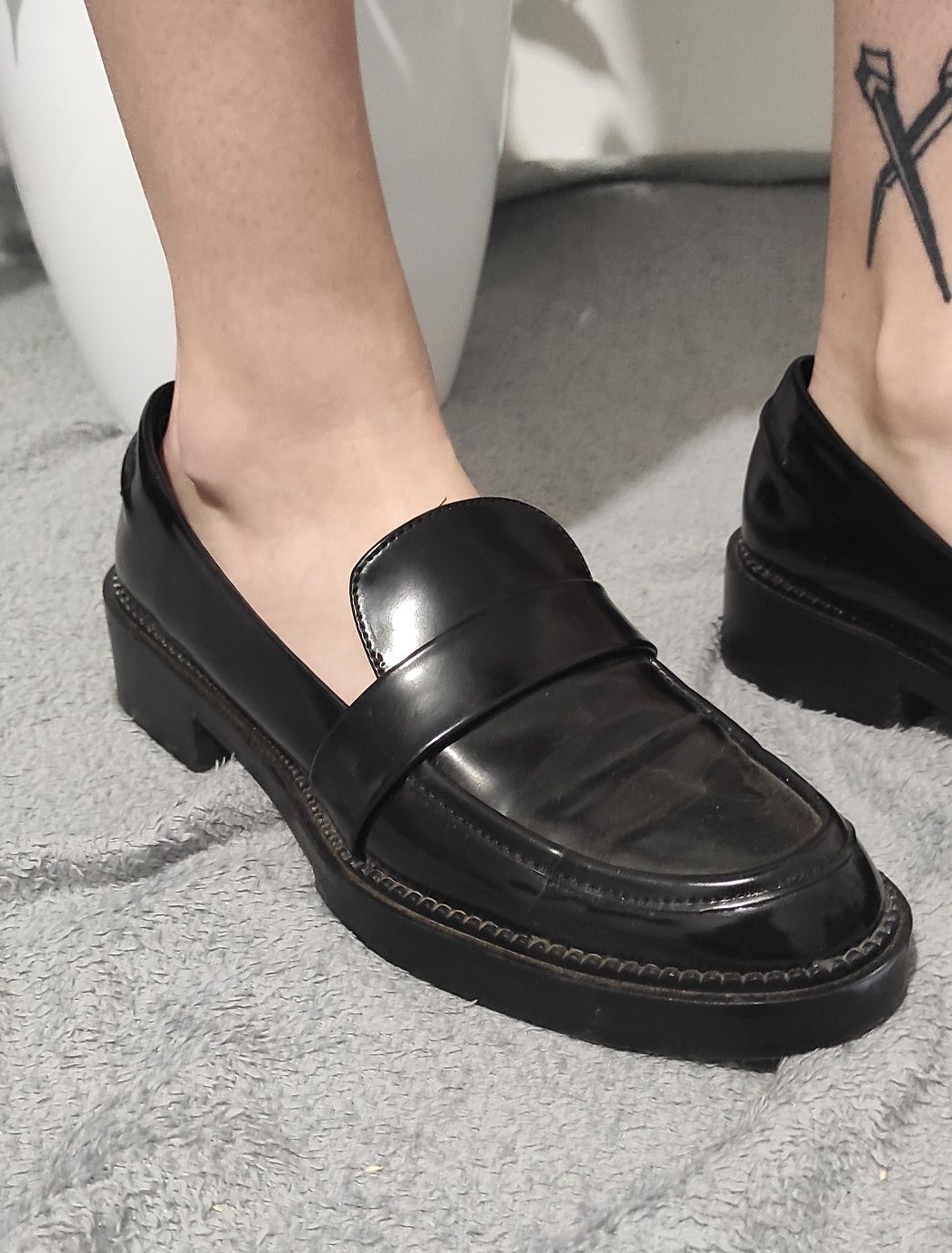 Mokasyny Oksfordy Zara Zara Basic czarne lakierowane 37