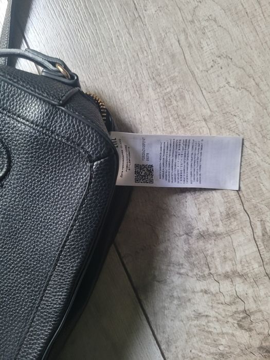 Czarna torebka Guess