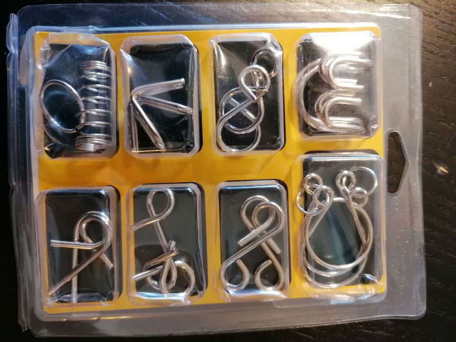 Quebra cabeças de metal