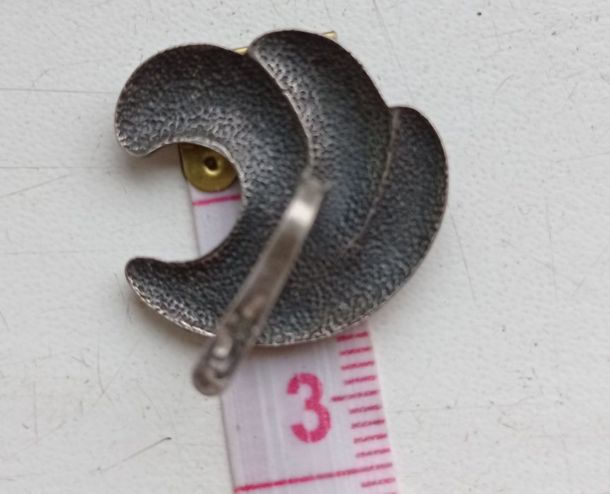 Брошь с  инкрустацией металлом и серьги  оригинальные