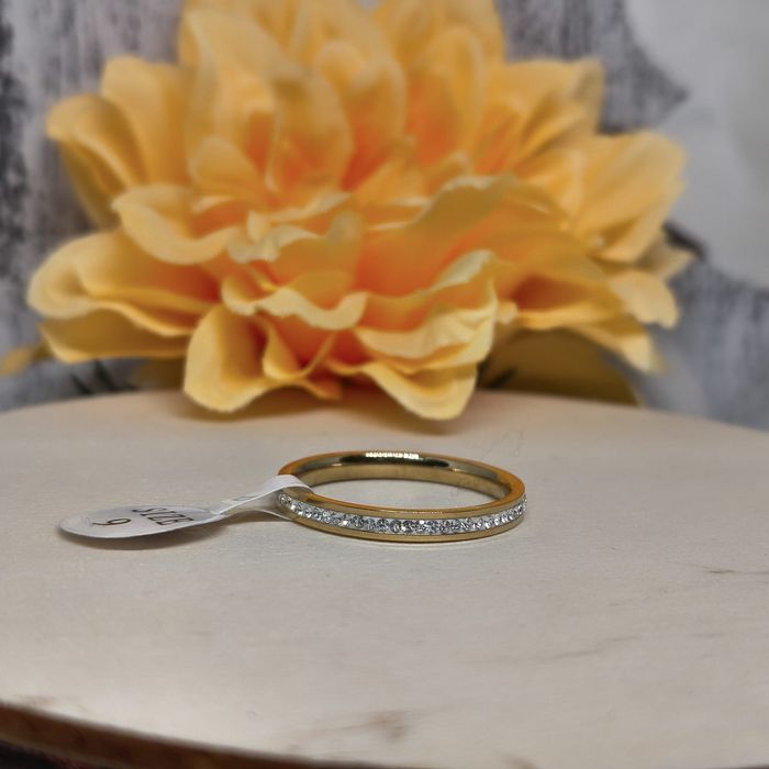 Delikatny pierścionek ze stali chirurgicznej , Złoty , Cyrkonie