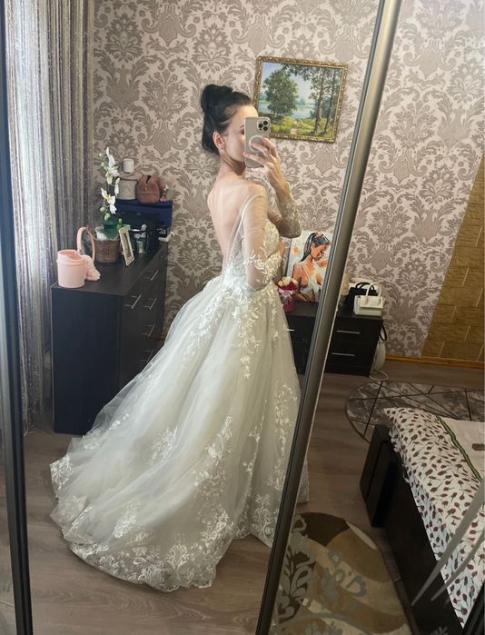 Весільна сукня з шлейфом.