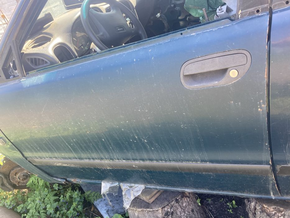 Двері вольво в40