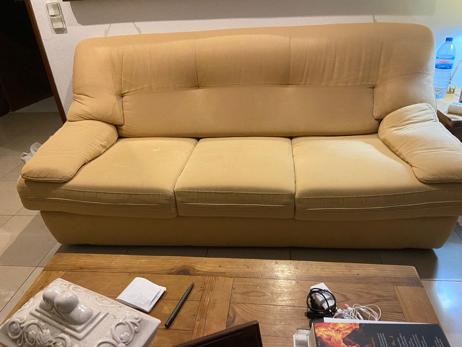 Dois sofás em pele sintética
