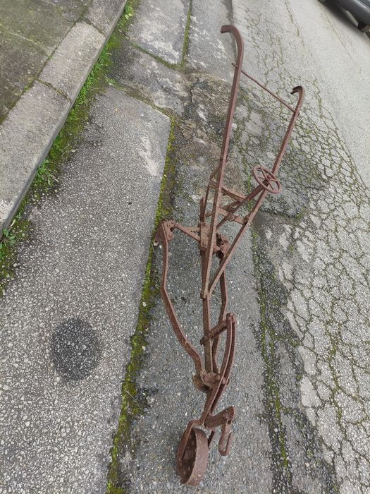 Arado / utensílio agrícola antigo