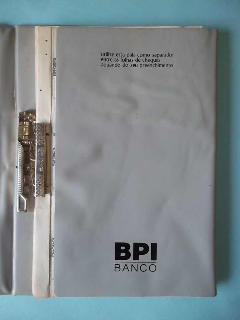 Livro de cheques antigo do BPI com capa exclusiva do banco.