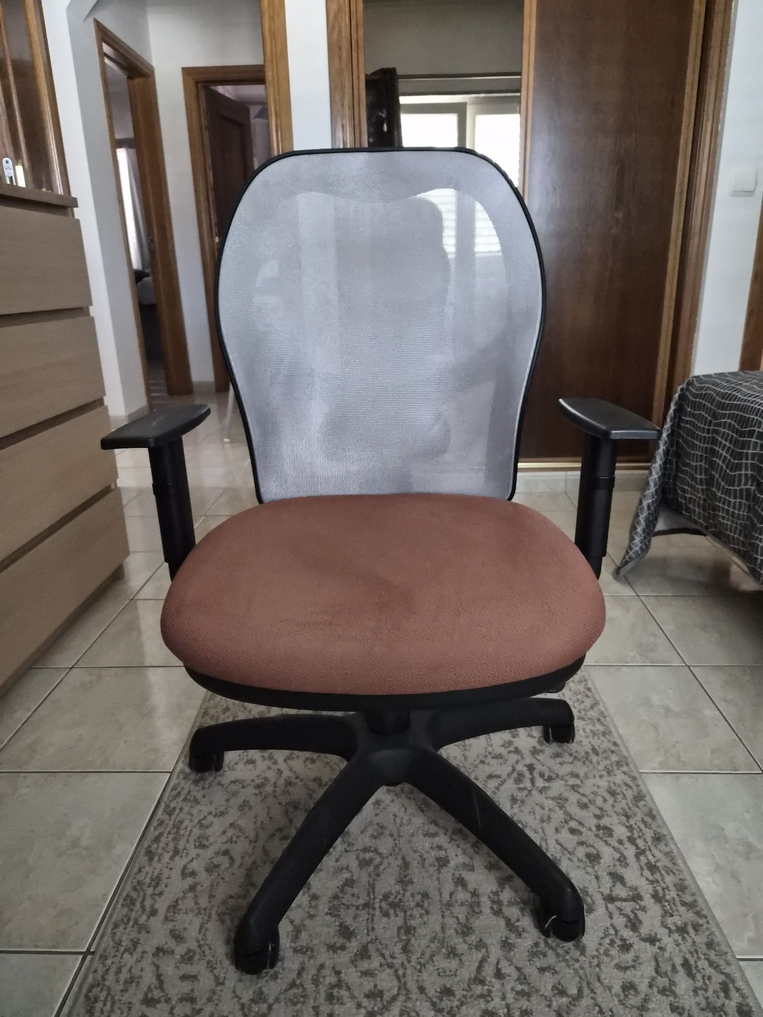Cadeira escritório, braços e encosto lombar ajustáveis