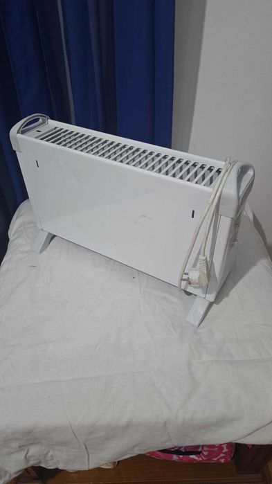 Aquecedor elétrico portátil em excelente condições.