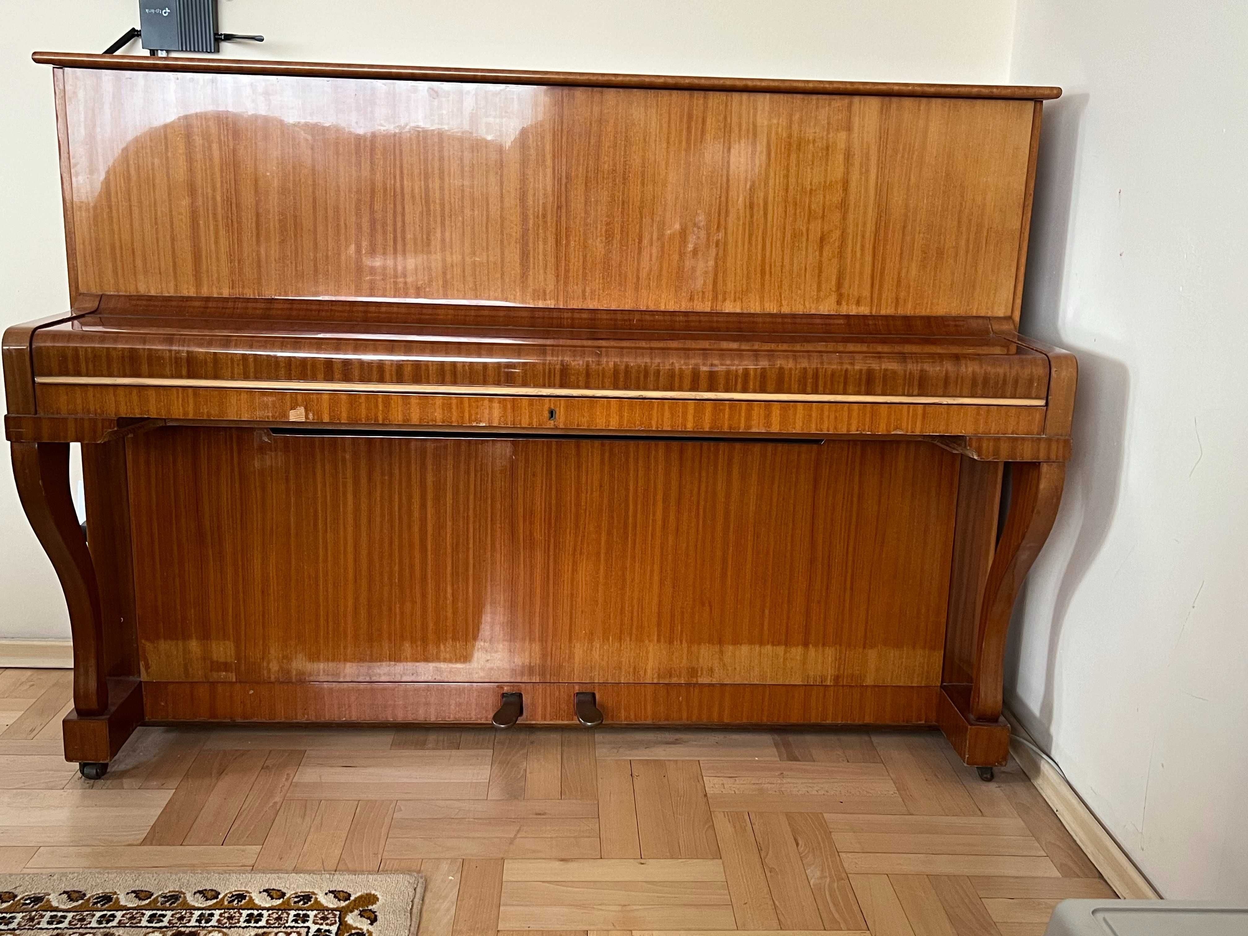Pianino Legnica z lat 60 po renowacji