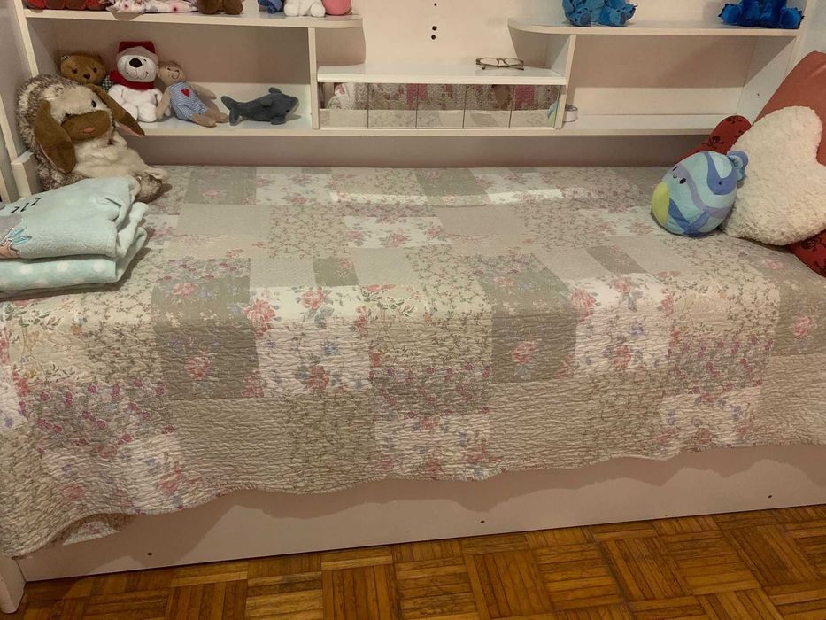 Estudio com 2 camas e secretária