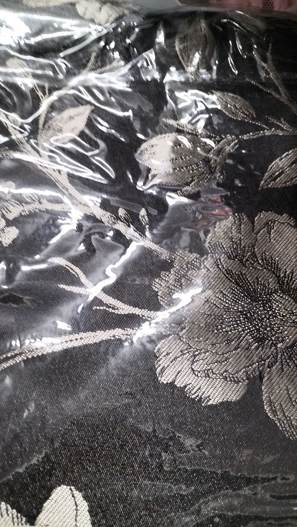 Obrus czarny w błyszczące srebrne kwiaty,145x220