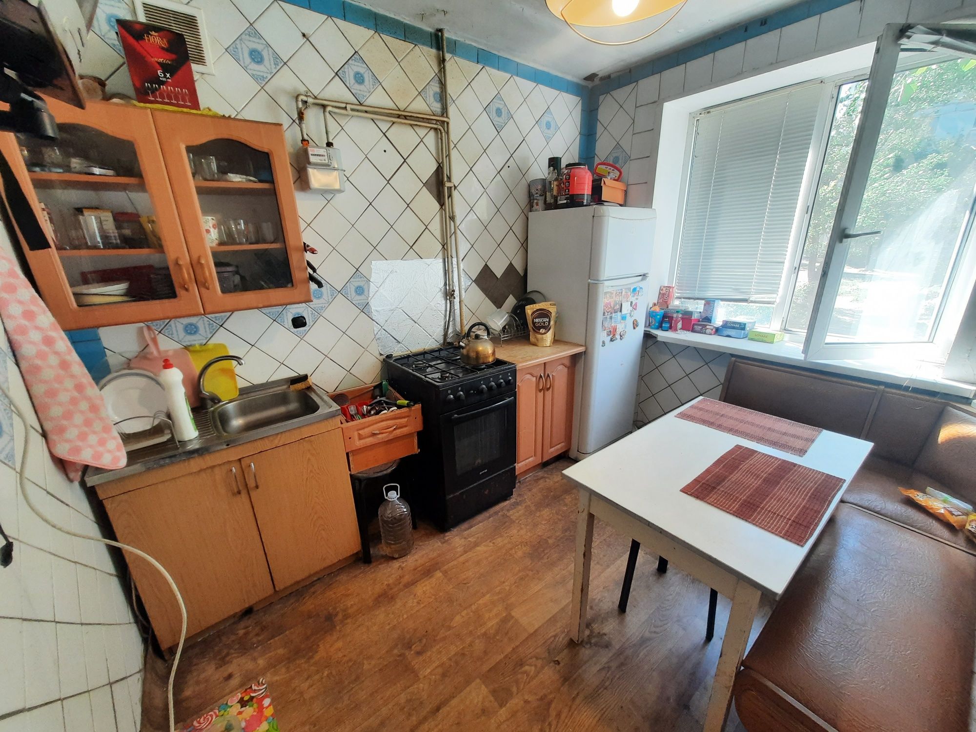 Продам 2к чешку 2-й этаж, кирпичный дом.