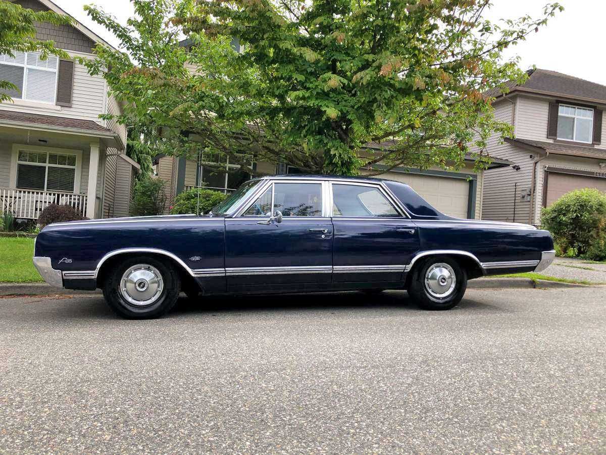 OLDSMOBILE F85 DE LUXE FOUR-DOOR SEDAN 5.5 V8