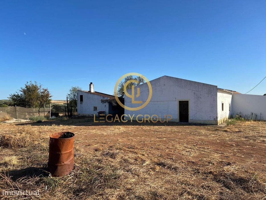 Apresentamos monte Alentejano com agua, luz e 2 furos, Beja