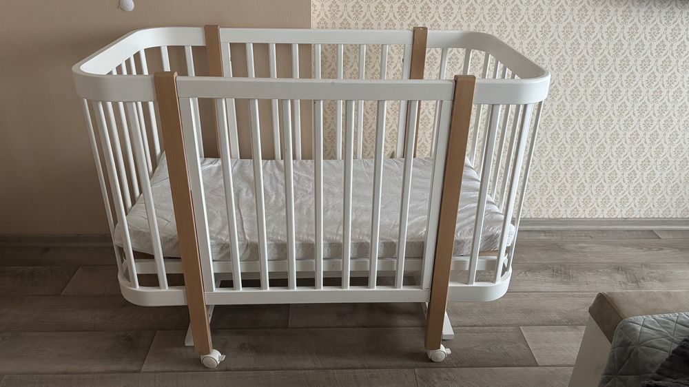 Дитяче ліжечко з маятниковим механізмом Міа Кузя