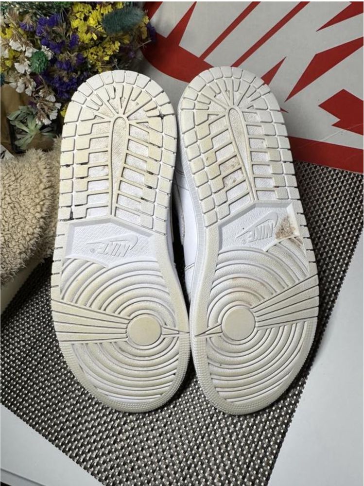 Оригінальні кросівки jordan 1 mid white (554724-130)