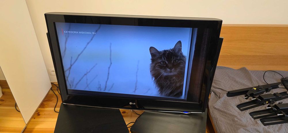 Telewizor 37 cali LG FullHD + wieszak na ścianę