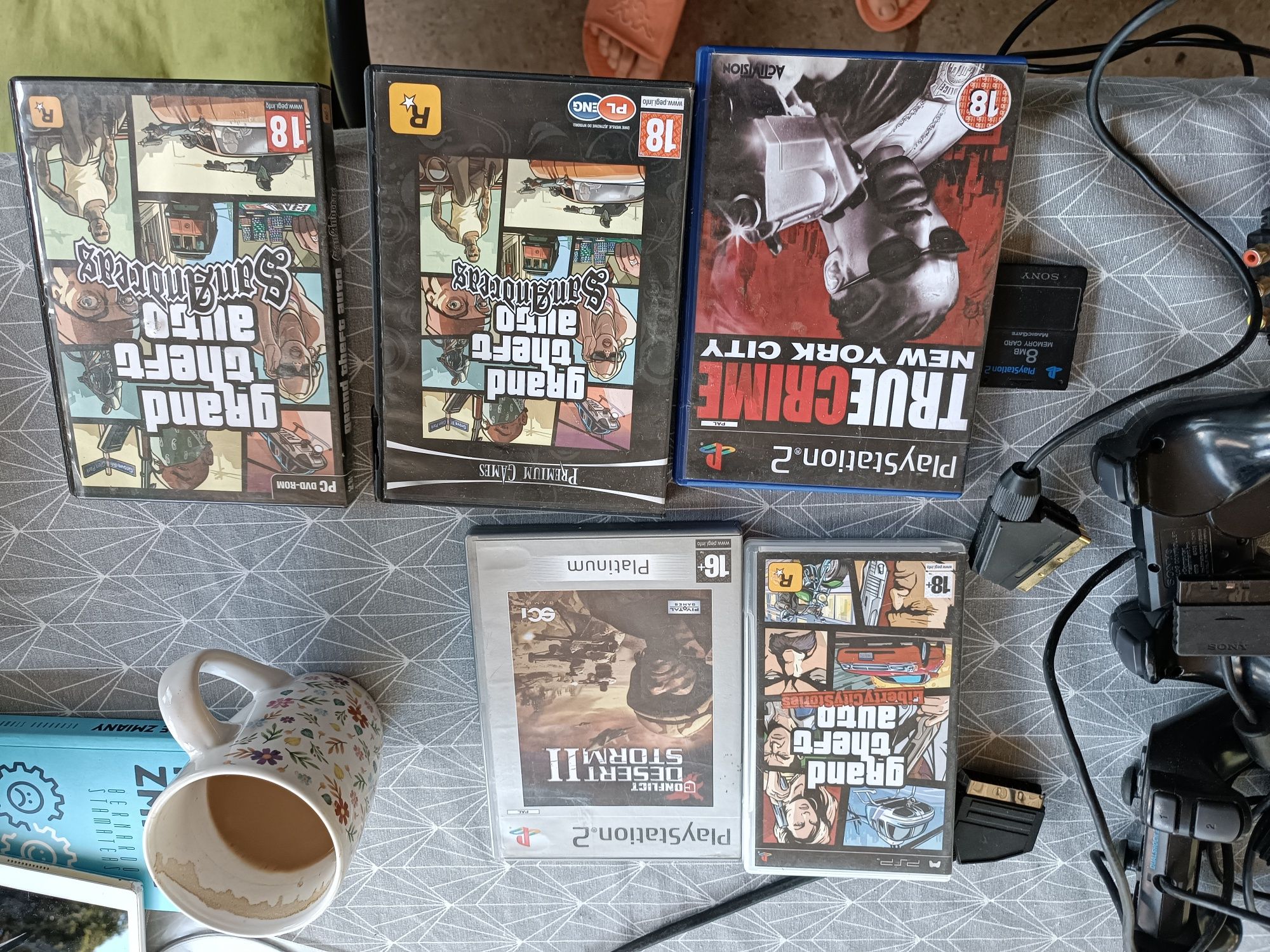 Konsola PlayStation 2 dwie sztuki i 3 pady plus 2 karty pamięci