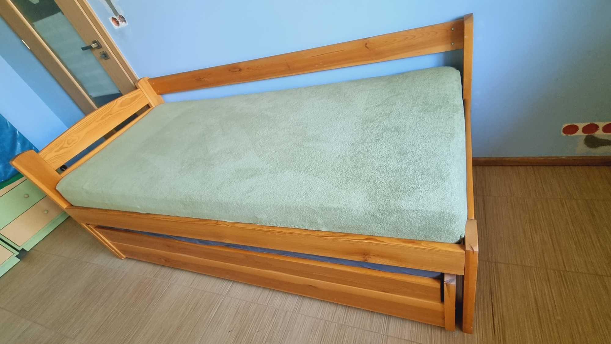 Podwójne, piętrowe łóżko ze skrzynią i materacem.