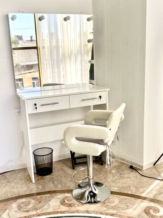 Продается стол для визажиста, стилиста