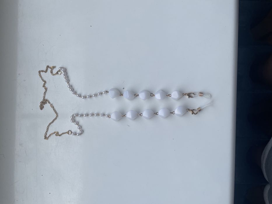 Łańcuszek do okulaów białe kamyczki