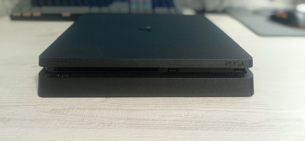Продаю пс4 слім на 1 tb з двома доалшоками