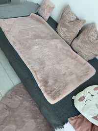 Dywanik różowy miękki (imitacja futra) 60x120 cm- stan db—