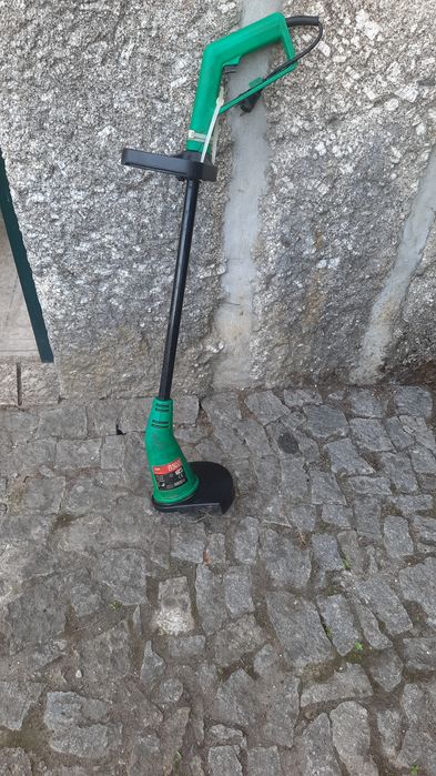 Maquina de cortar relva. As beiras