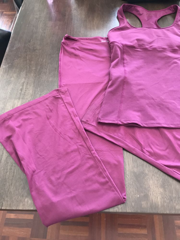 Conjunto desportivo roxo calças e top da Sportzone