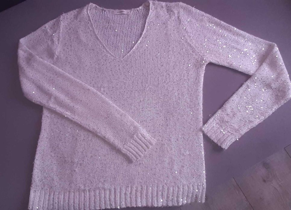 Ładny, mieniący się sweterek