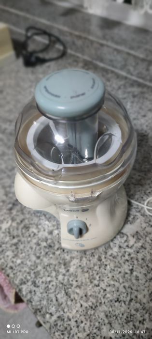 Centrifugadora de citrinos, bem estimada e a funcionar.