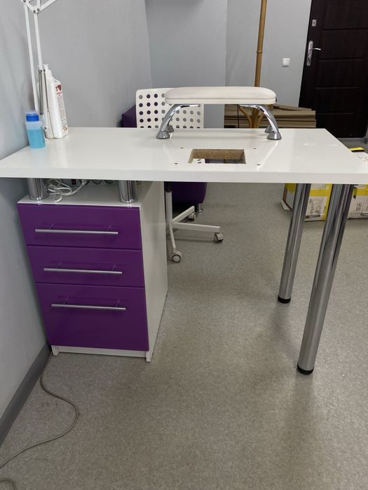 Мебель для мастера маникюра, стол, тумбочка