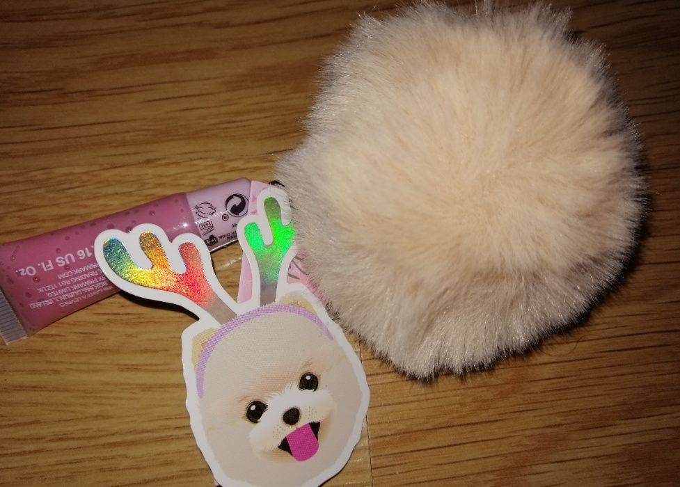 Porta-chaves com pompom e gloss para os lábios (Novo)