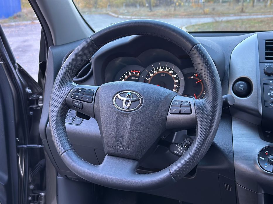Продам Toyota RAV4 2011 год