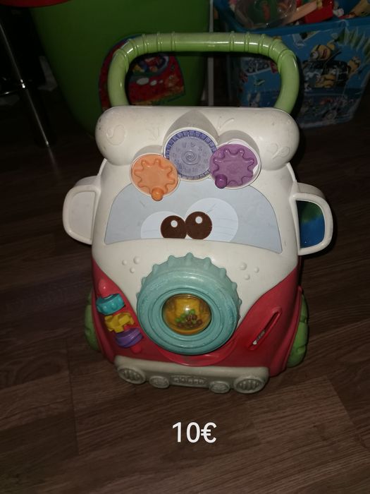 brinquedos de bebé e cadeira de refeição