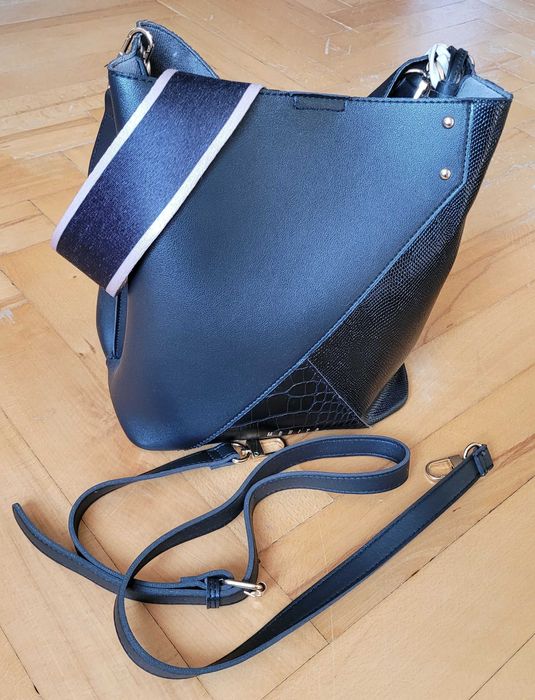 Torebka tote bag z brelokiem MOHITO czarna