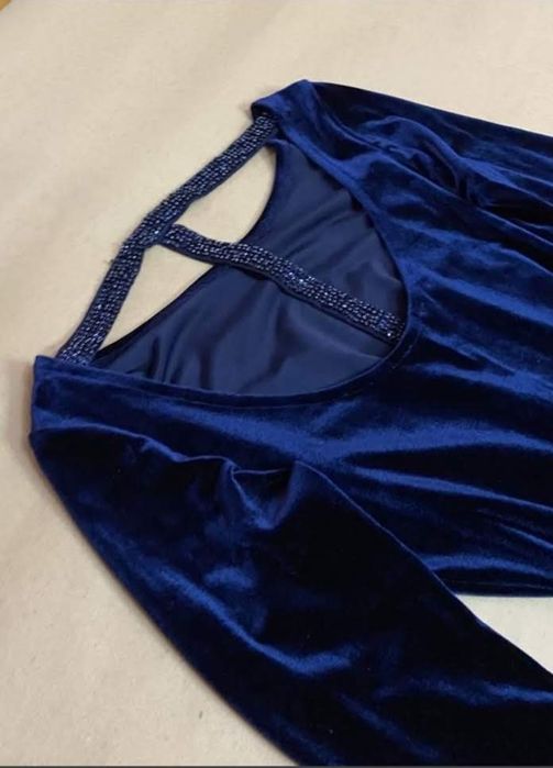 Плаття с вырезом на спине