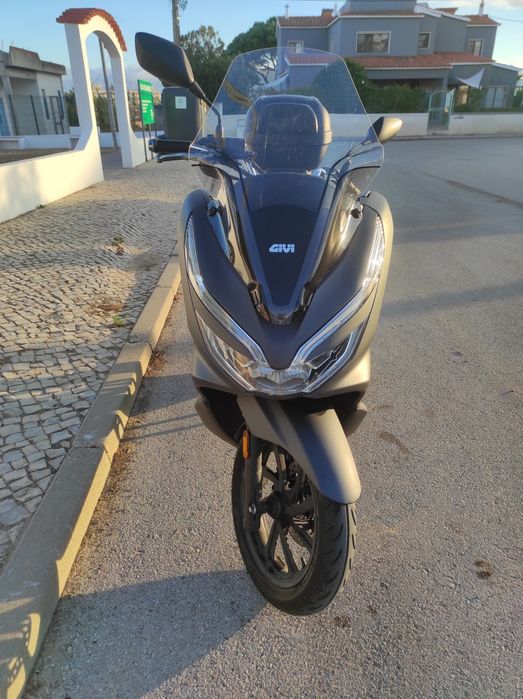 HONDA PCX 125 
HH10/2019 com 39500km 
Pneus novos 
Top case givi
Visei