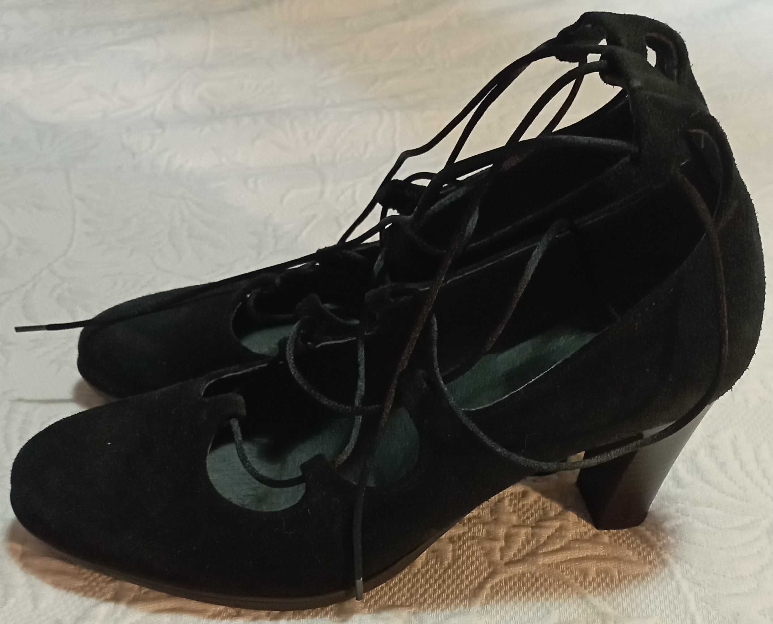 sapatos negros tamanho 38