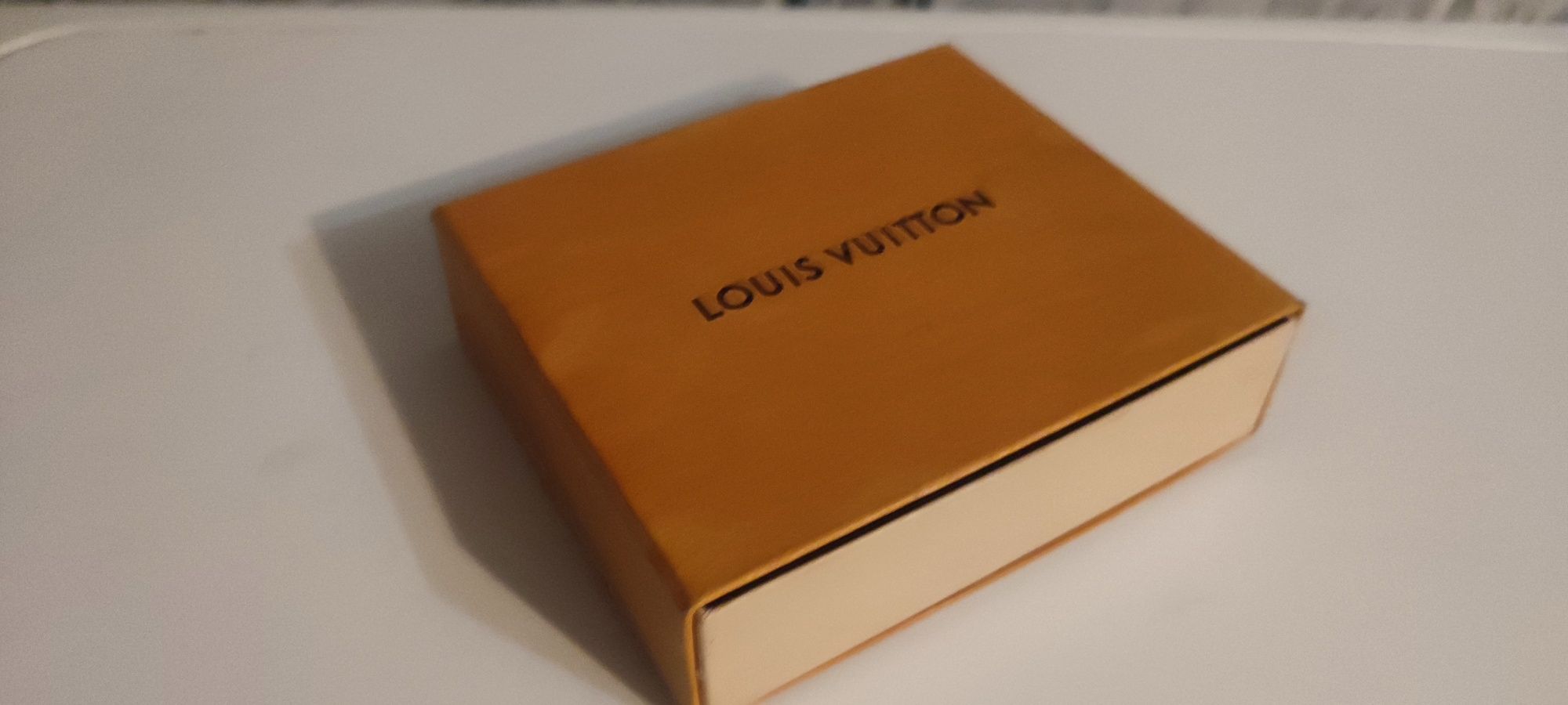 Продам орігінальну коробку від гаманця Louis Vuitton.