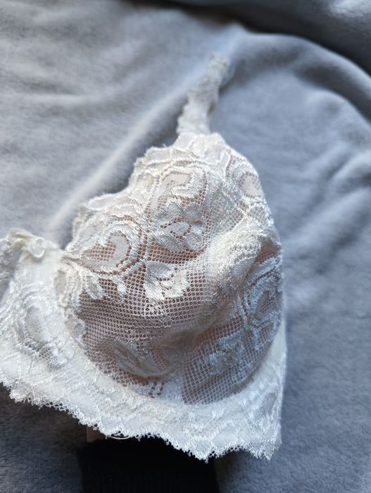 Biustonosz kremowy, stanik koronkowy 85D