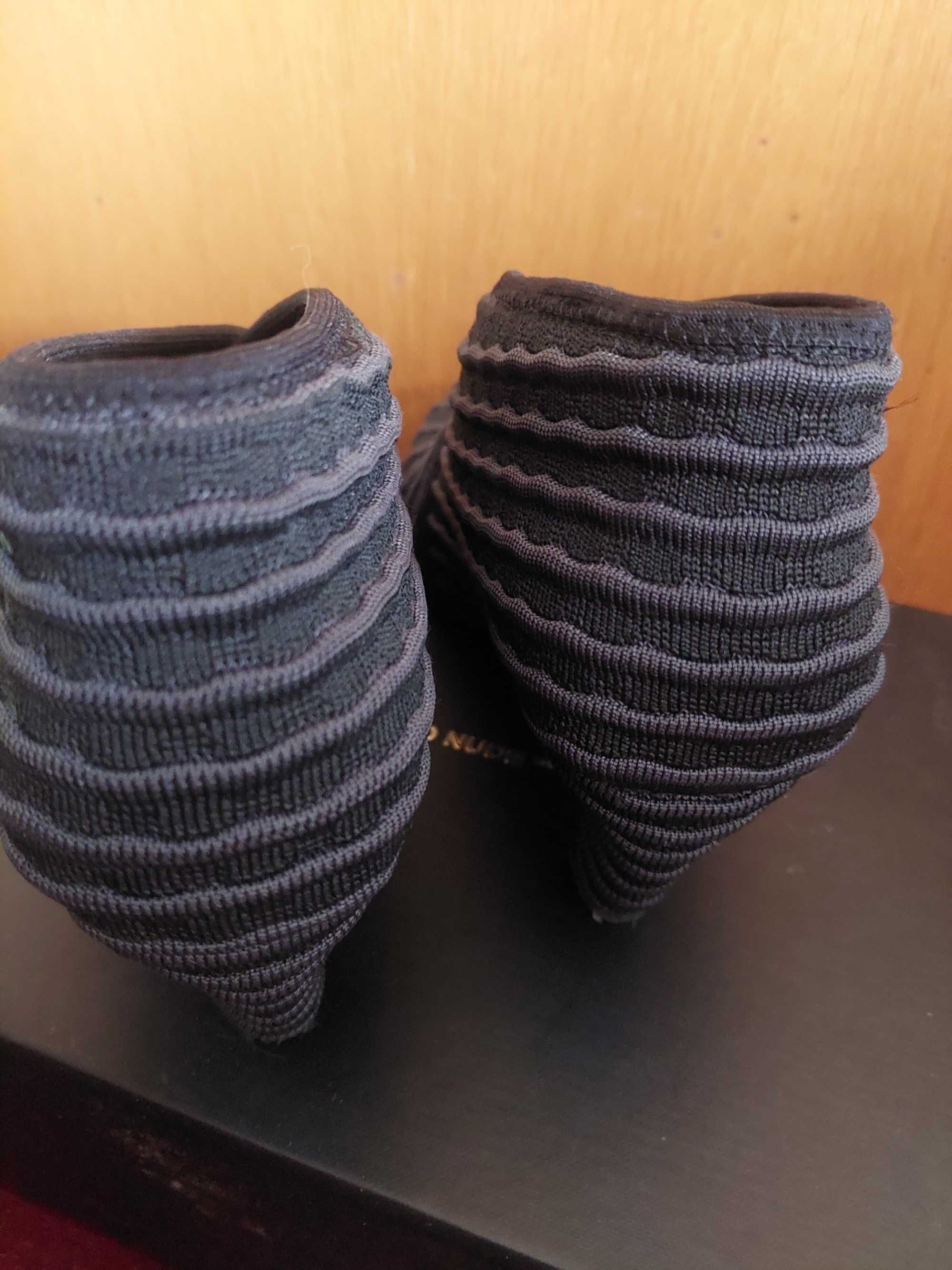 Botins em cinza escuro