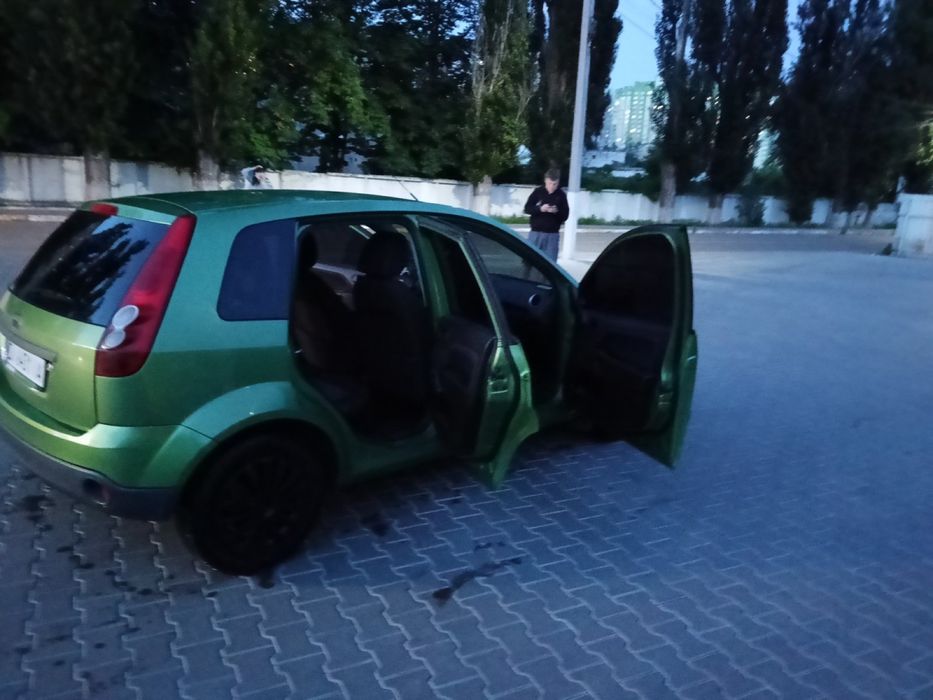 Форд фиеста 2 владелец, тачка сел и поехал 2 комплекта резины
