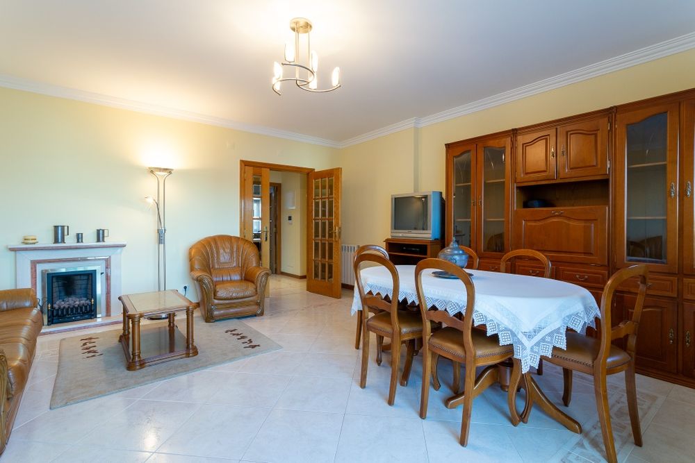 Móvel de sala mesa e cadeiras