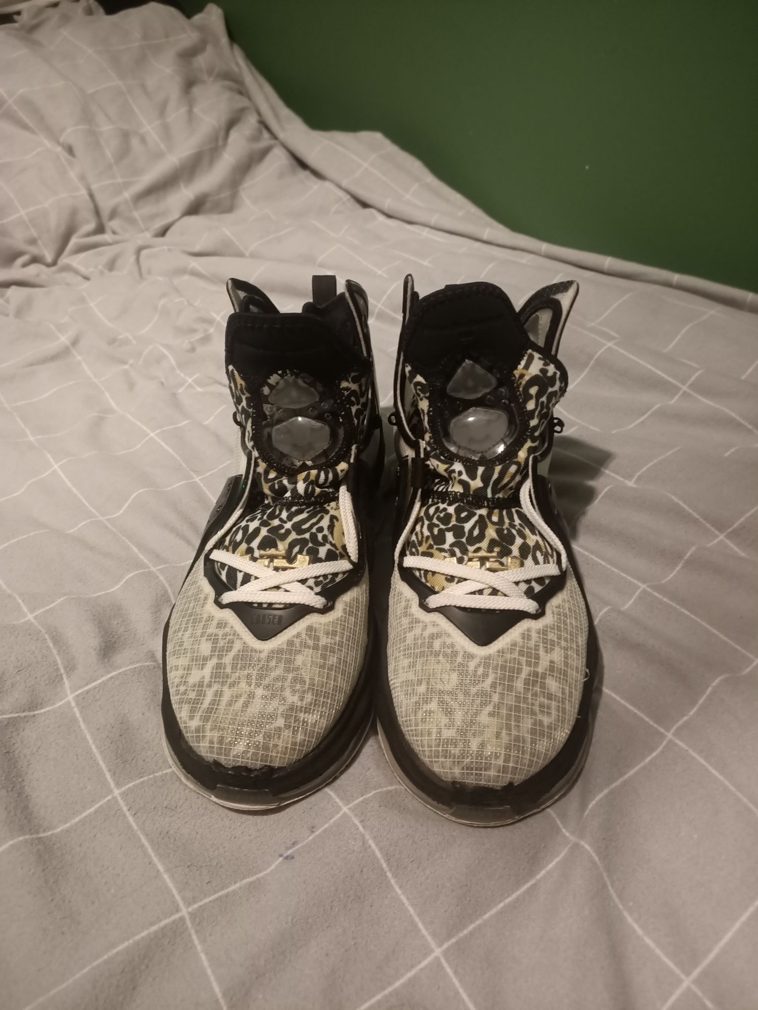 Buty do koszykówki Nike Lebron XIX Royality Metallic Gold