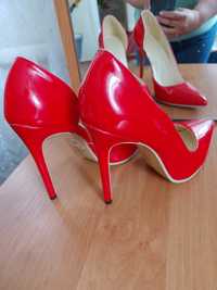 Продам червоні туфлі