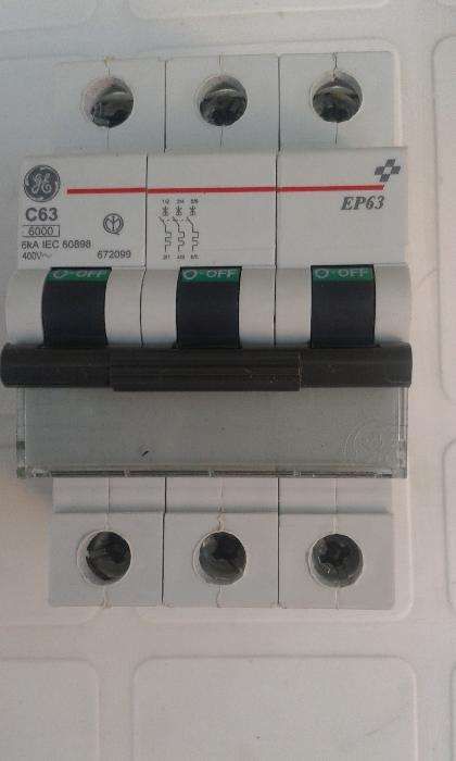 Disjuntores G.E - Ótimo Estado