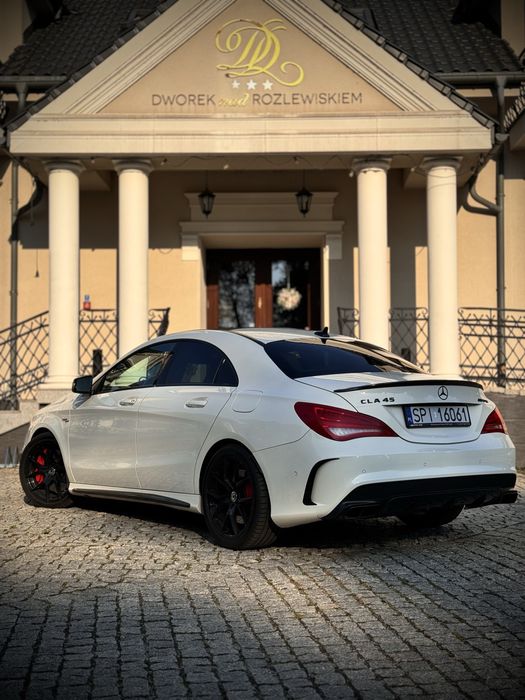 Auto do ślubu – Mercedes CLA 45 AMG z eleganckim kierowcą