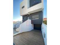 Moradia T4+1 geminada com Piscina, Terraços e Garagem - Atalaia, Mo...
